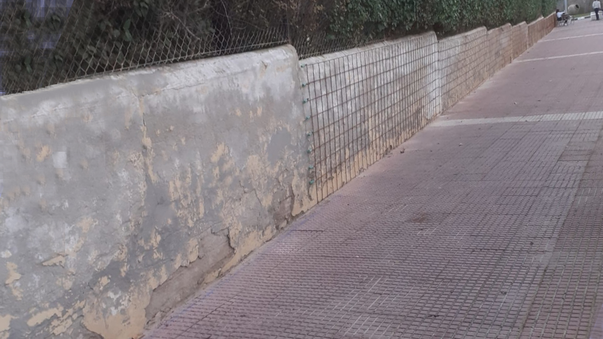Mallado del muro perimetral antes de finalizar la obra