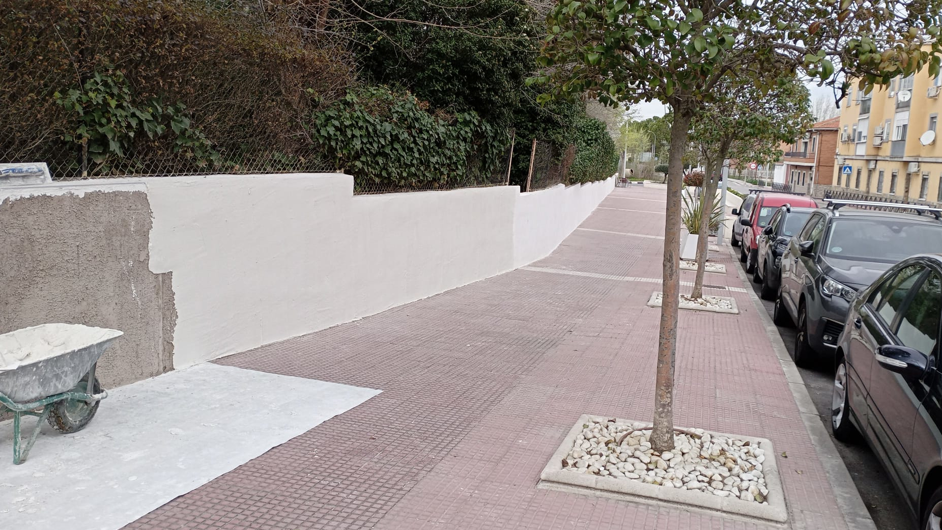 Muro perimetral terminado tras la rehabilitación