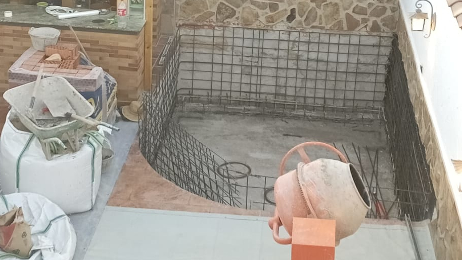 Proceso de cimentación y mallazo de la piscina