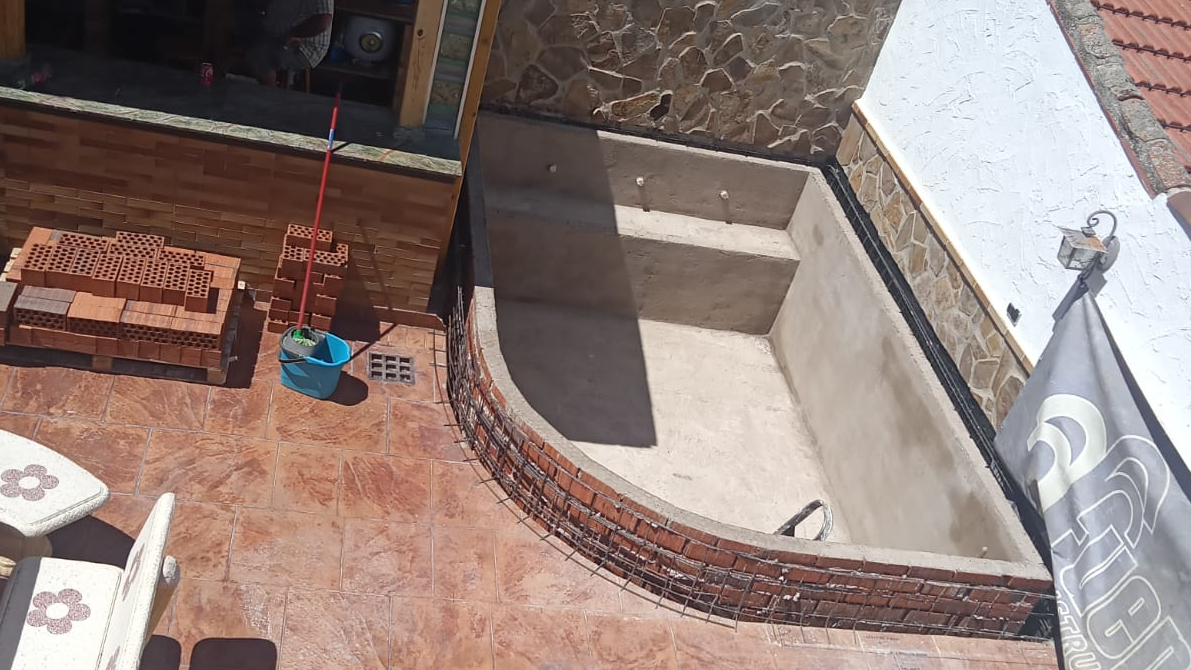 Construcción de las paredes de la piscina
